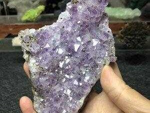 紫水晶原石（紫水晶原石放在家里什么位置好）